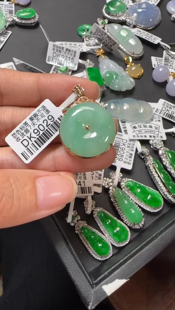颈饰18K金镶嵌翡翠DK9029冰绿平安扣