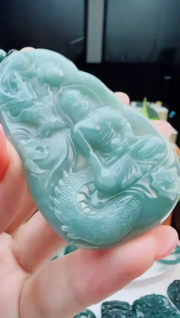 翡翠未镶嵌颈饰多样性发货其中一件