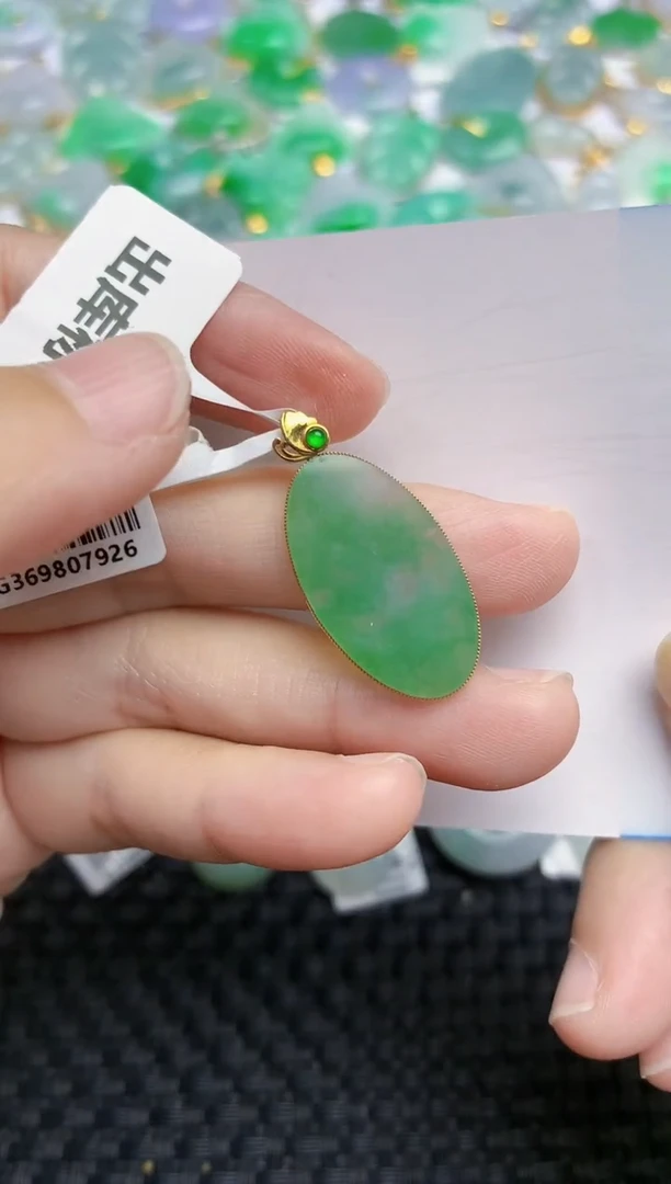 翡翠18K金镶嵌颈饰天然翡翠A货