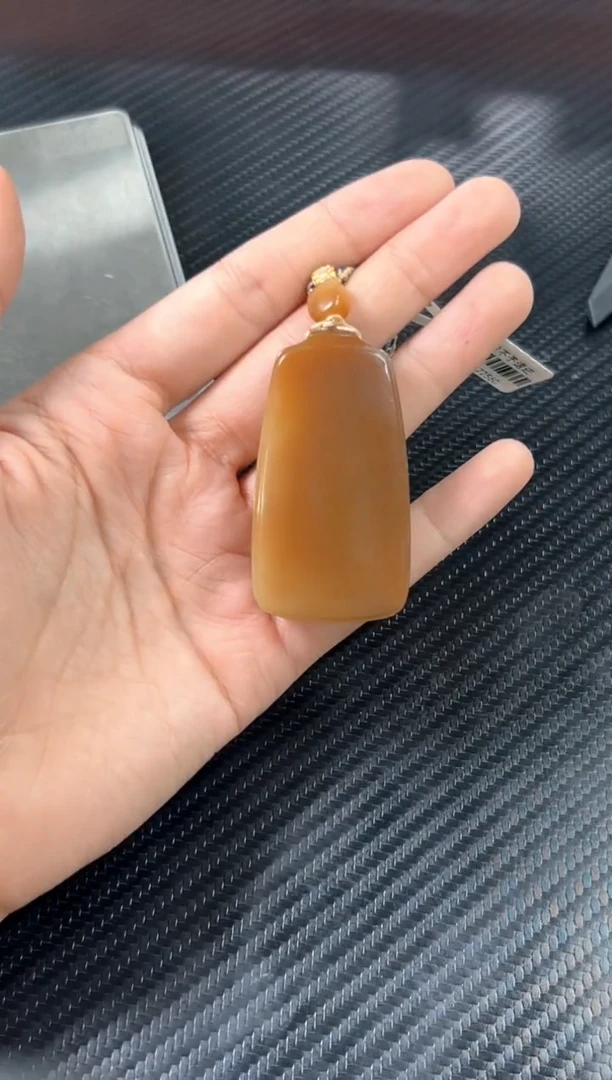 吊坠(赠链)未镶嵌和田玉若羌微色差吊坠js