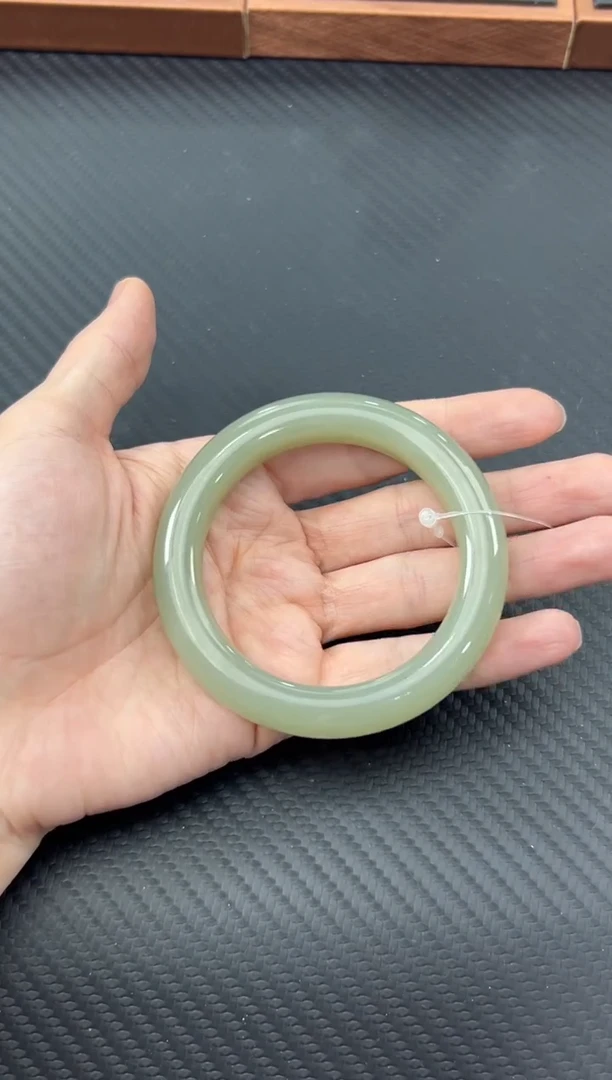 【闪购商品】和田玉手镯未镶嵌且末微色差近矿55+手镯