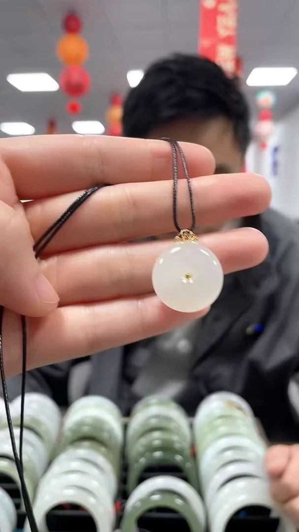 【闪购商品】和田玉颈饰18K金镶嵌平安扣吊坠一件