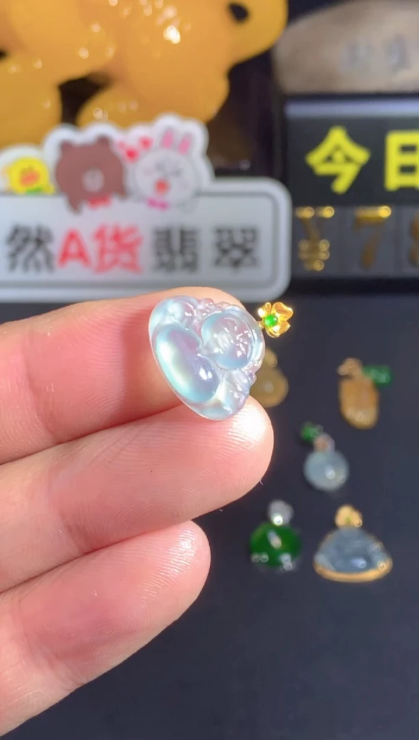 颈饰18K金镶嵌翡翠