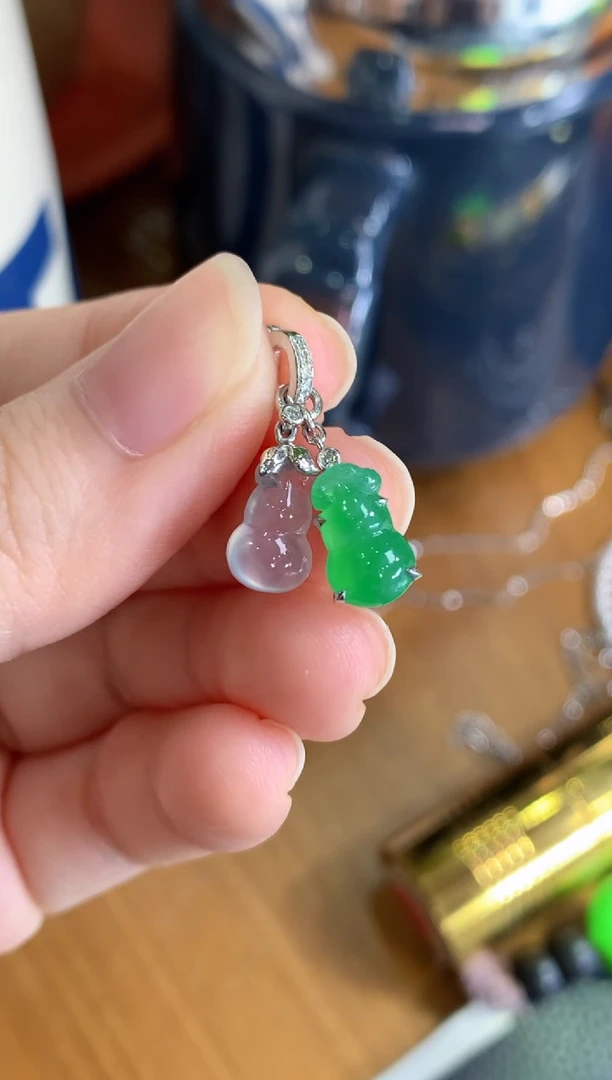 颈饰18K金镶嵌翡翠双葫芦滴溜