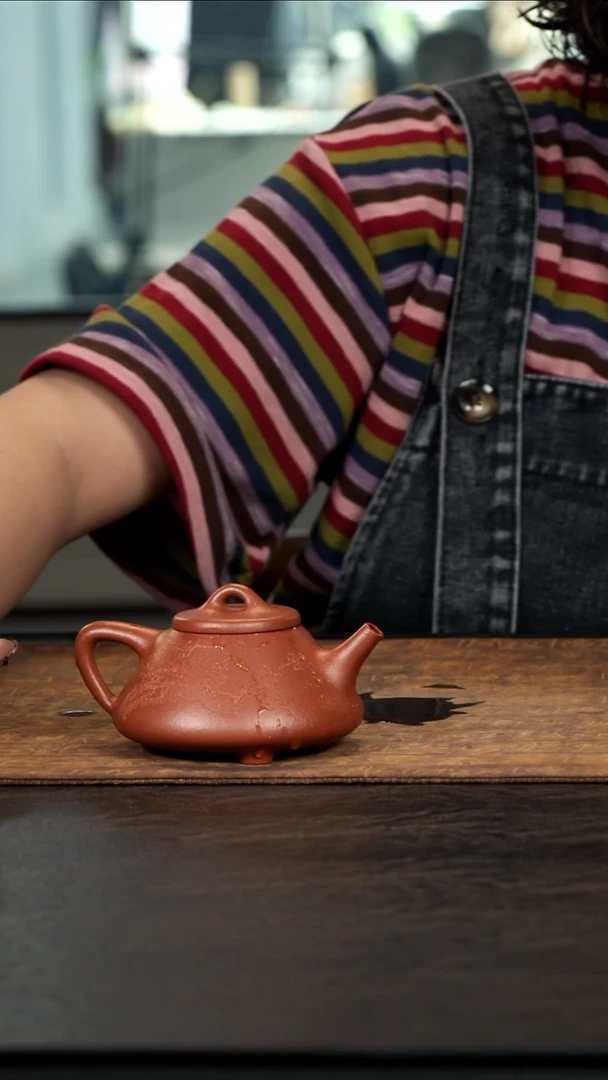 茶壶紫砂红降坡子冶石瓢刻梅花170cc