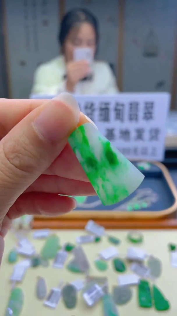 【闪购商品】翡翠颈饰未镶嵌天然A货翡翠