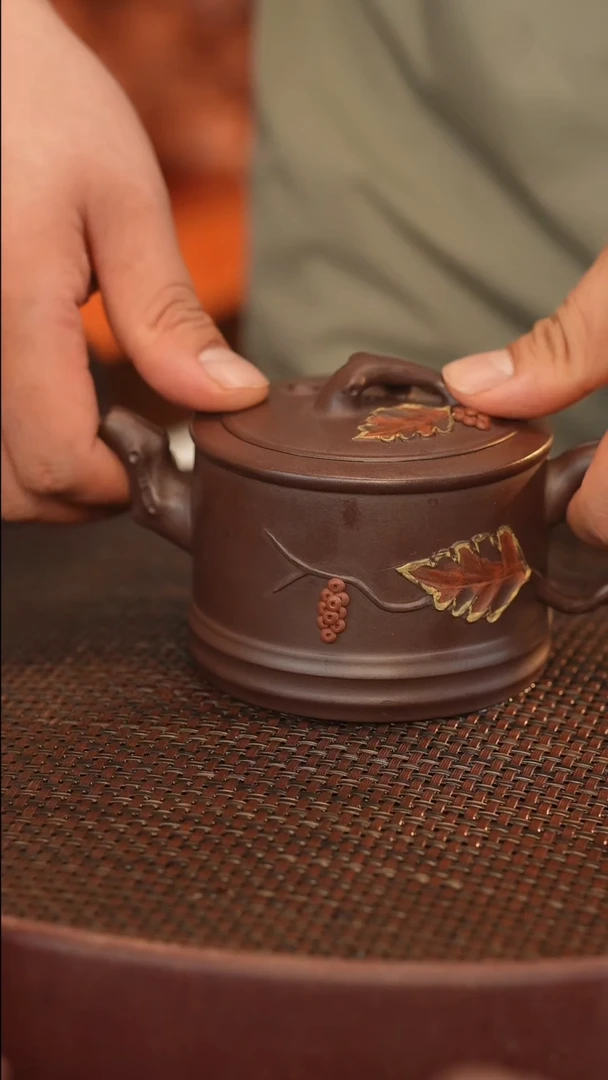 茶壶紫砂紫茄泥 松鼠葡萄