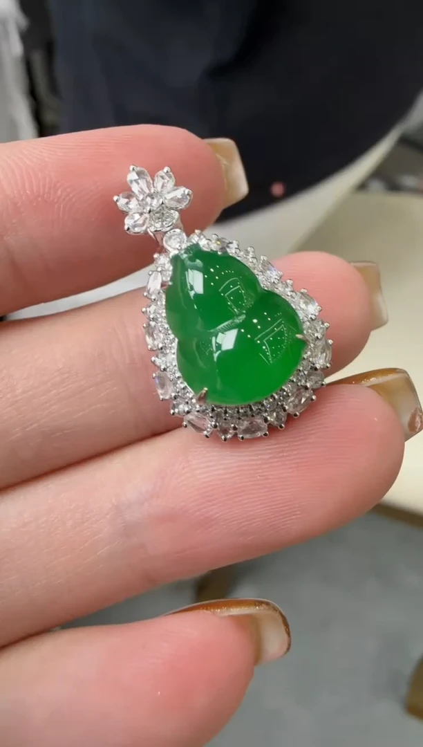 颈饰18K金镶嵌翡翠葫芦吊坠