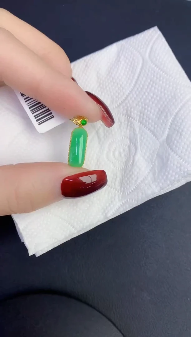 颈饰18K金镶嵌翡翠缅甸天然翡翠A货