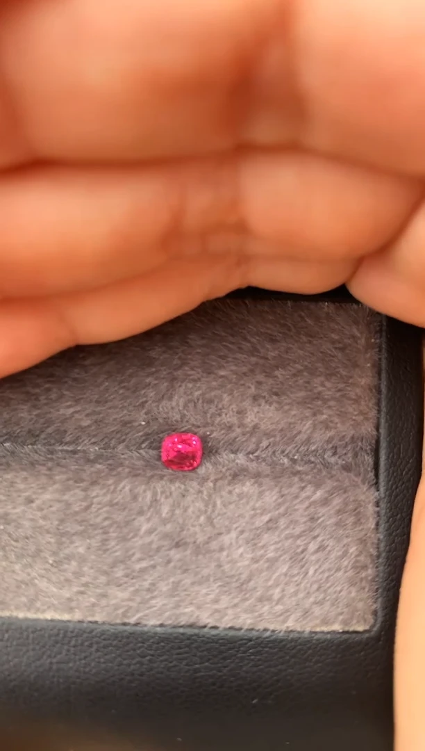 未镶嵌裸石定制尖晶石枕型 高色色调 0.58ct
