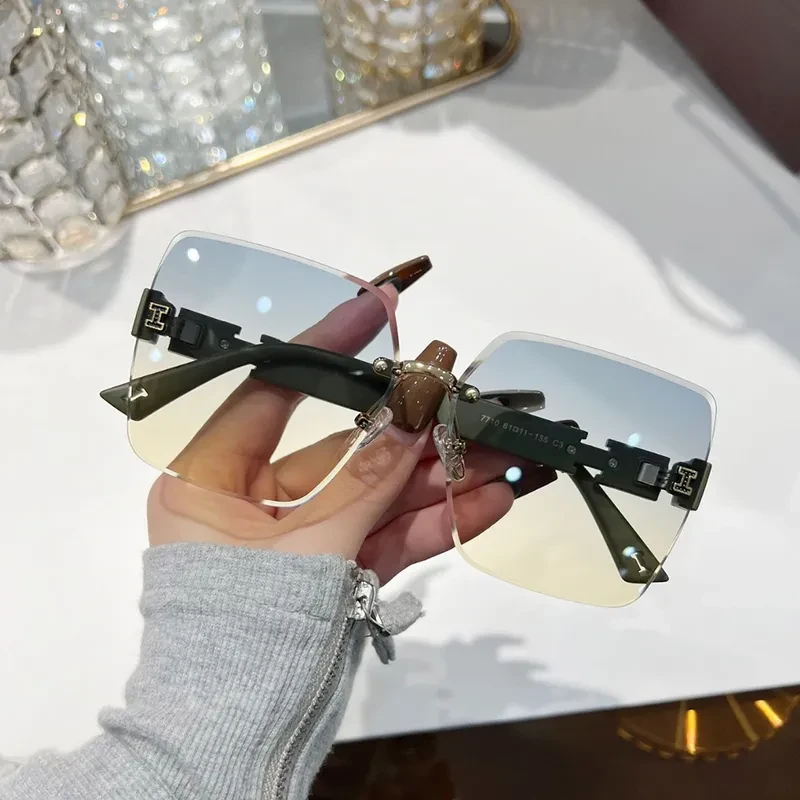 2025新款太阳眼镜女高级感墨镜防紫外线无框街拍渐变色遮阳镜开车