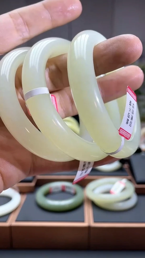 【闪购商品】和田玉手镯未镶嵌黄口54-55多样发一