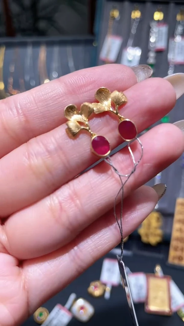 【闪购商品】红宝石耳饰18K金镶嵌红宝石耳饰