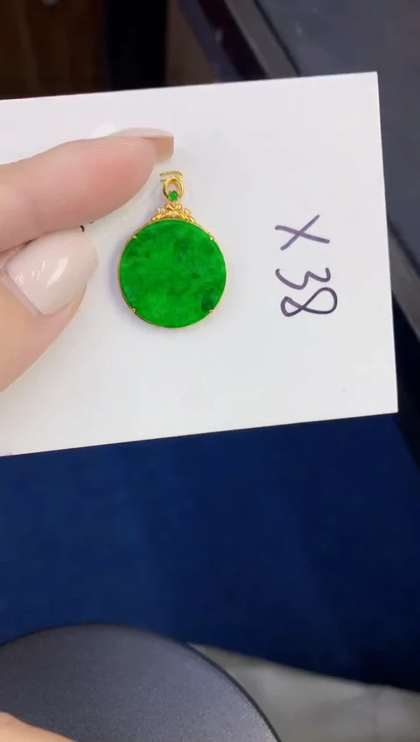 颈饰18K金镶嵌翡翠缅甸天然翡翠A货