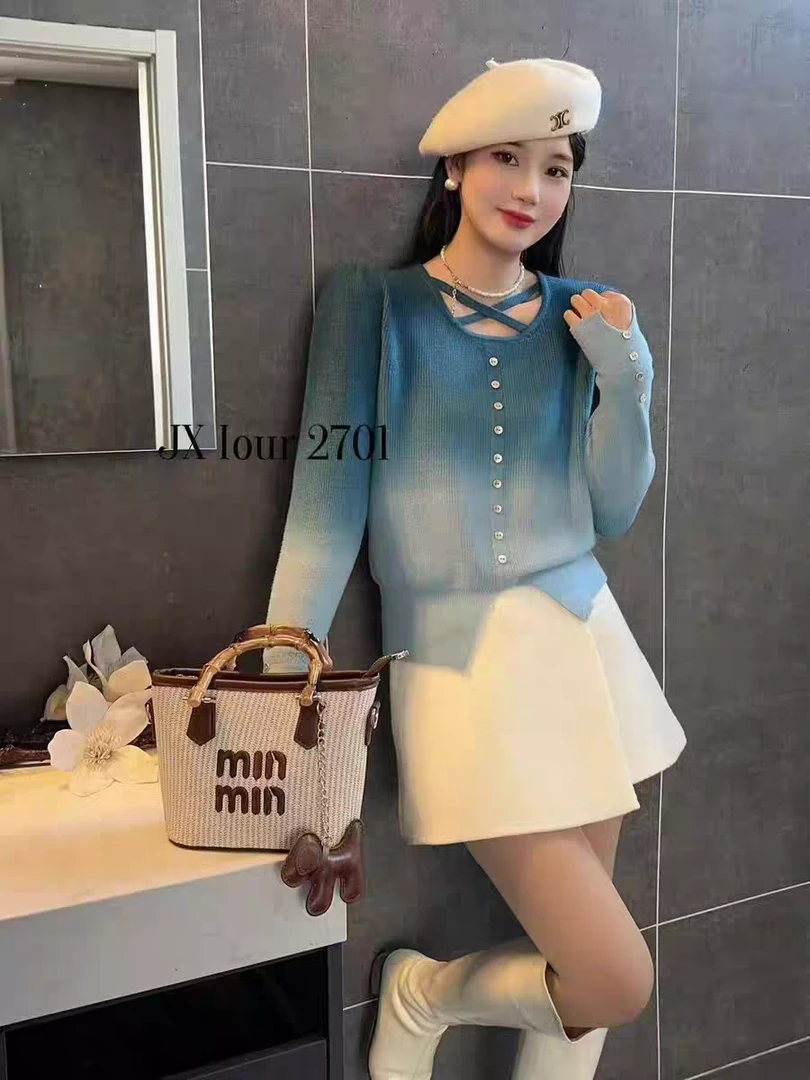 渐变交叉领通勤针织修身型厚款毛衣女毛针织衫秋冬渐变流苏打底衫