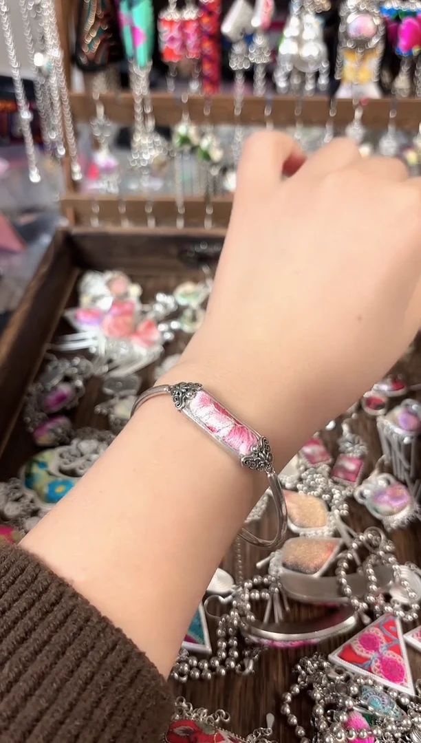 彩云南阁非遗老绣饰品241