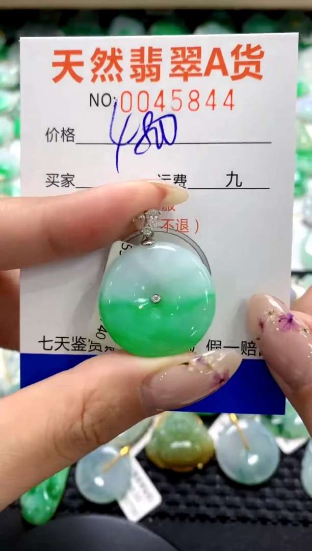 翡翠18K金镶嵌颈饰1111111111111111