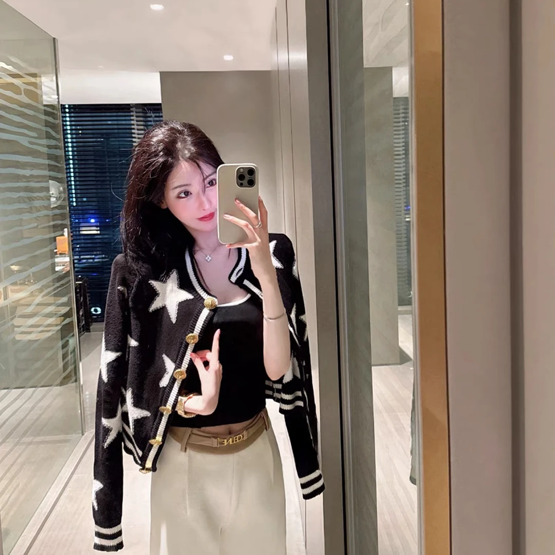<猪猪出品>红人上新小香风气质黑白设计师星星圆领针织开衫359
