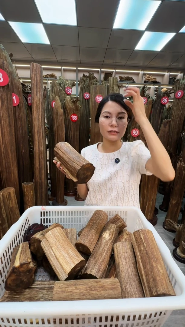 沉香碎屑沉香原料摆件工艺品一百以上带底座沉香