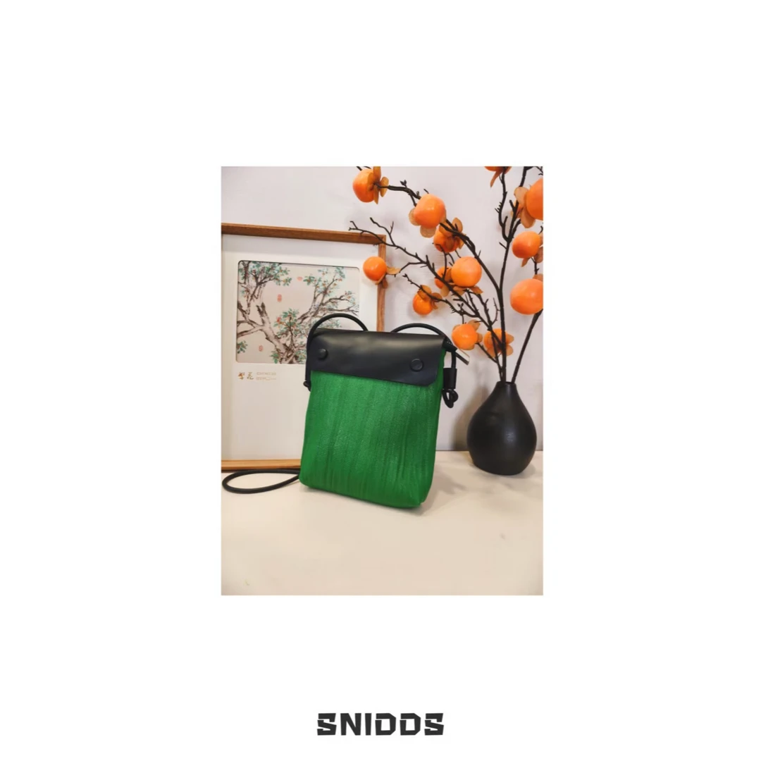 4/16女士 简约小众轻奢真皮斜挎小包包