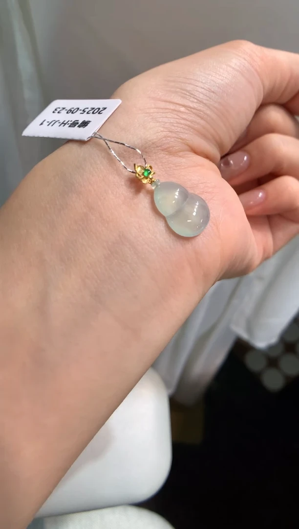 颈饰18K金镶嵌翡翠葫芦