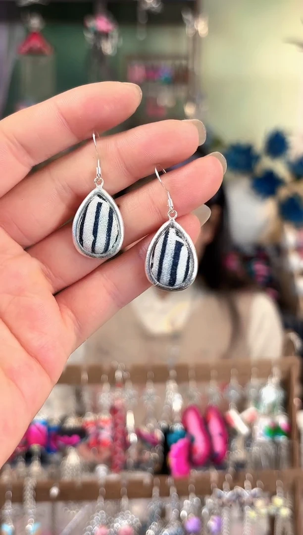 彩云南阁非遗老绣饰品240