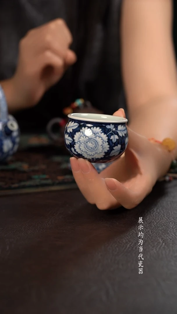 子润窑蓝地牡丹小缸杯