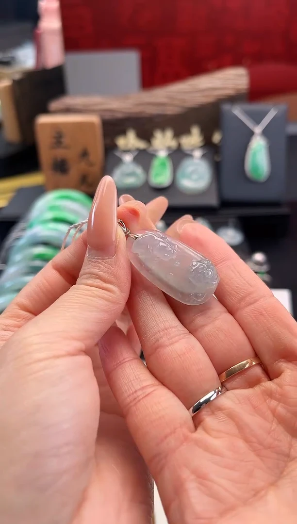 翡翠18K金镶嵌颈饰吊坠