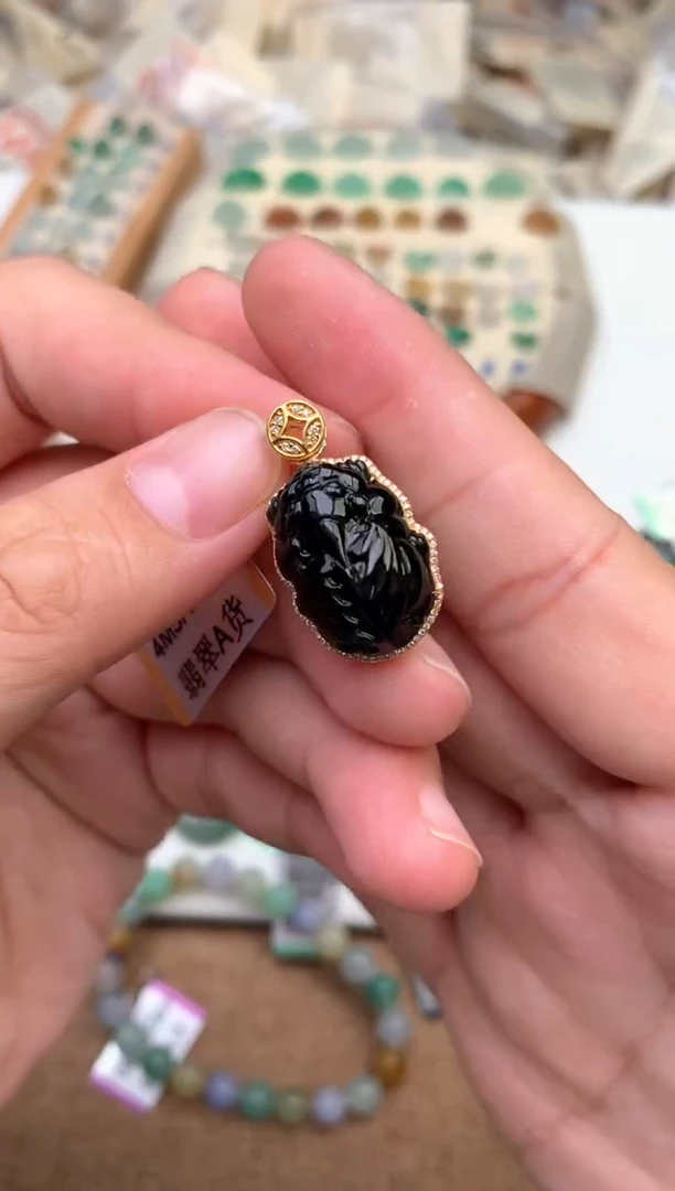 18K金镶嵌挂件翡翠一