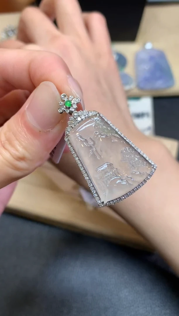 【闪购商品】翡翠颈饰18K金镶嵌无事牌【无服务费】