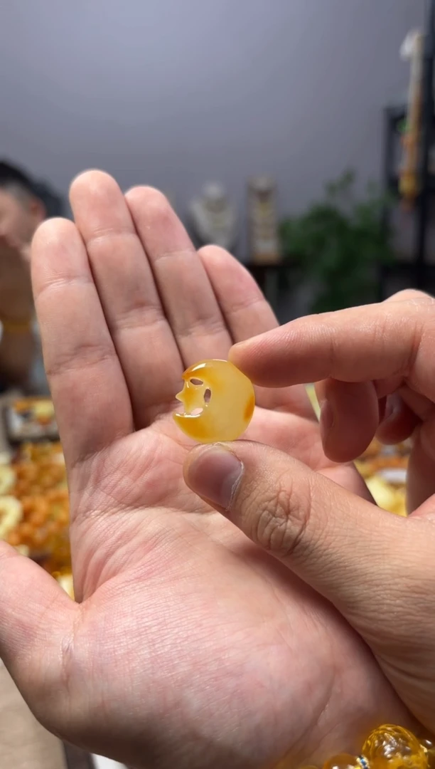 【闪购商品】蜜蜡裸石未镶嵌雕刻