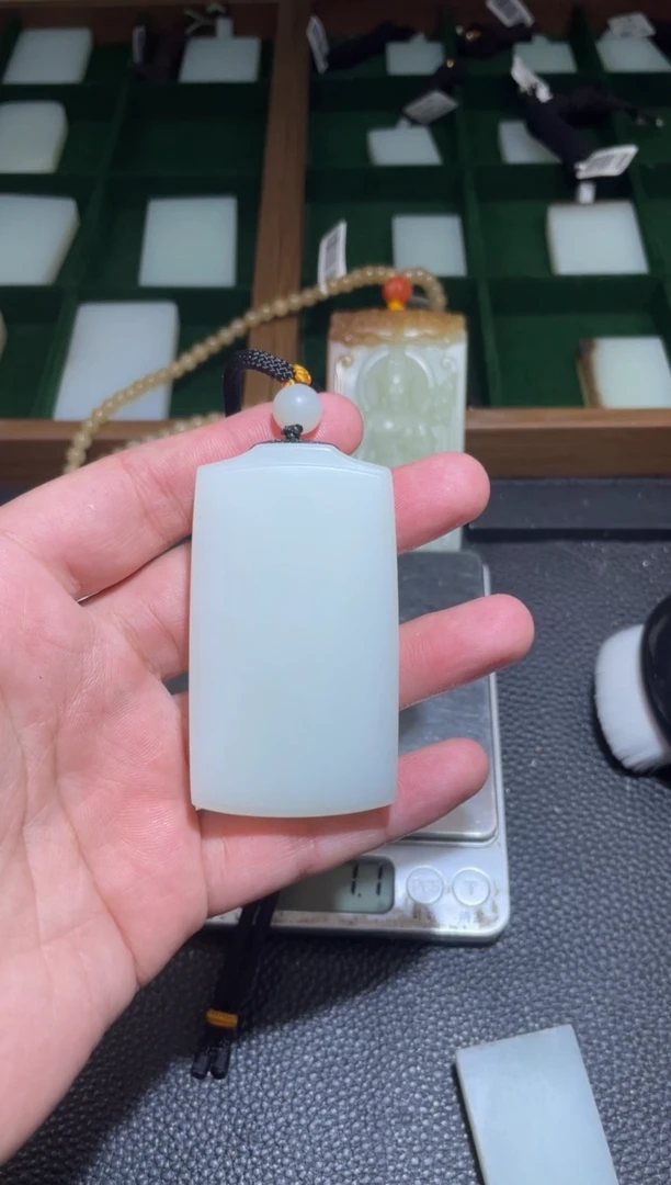 定制和田玉顶珠挂件