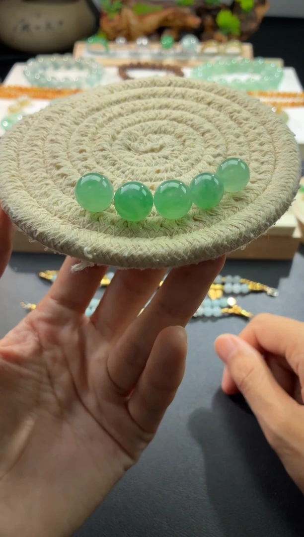 翡翠未镶嵌颈饰春意盎然