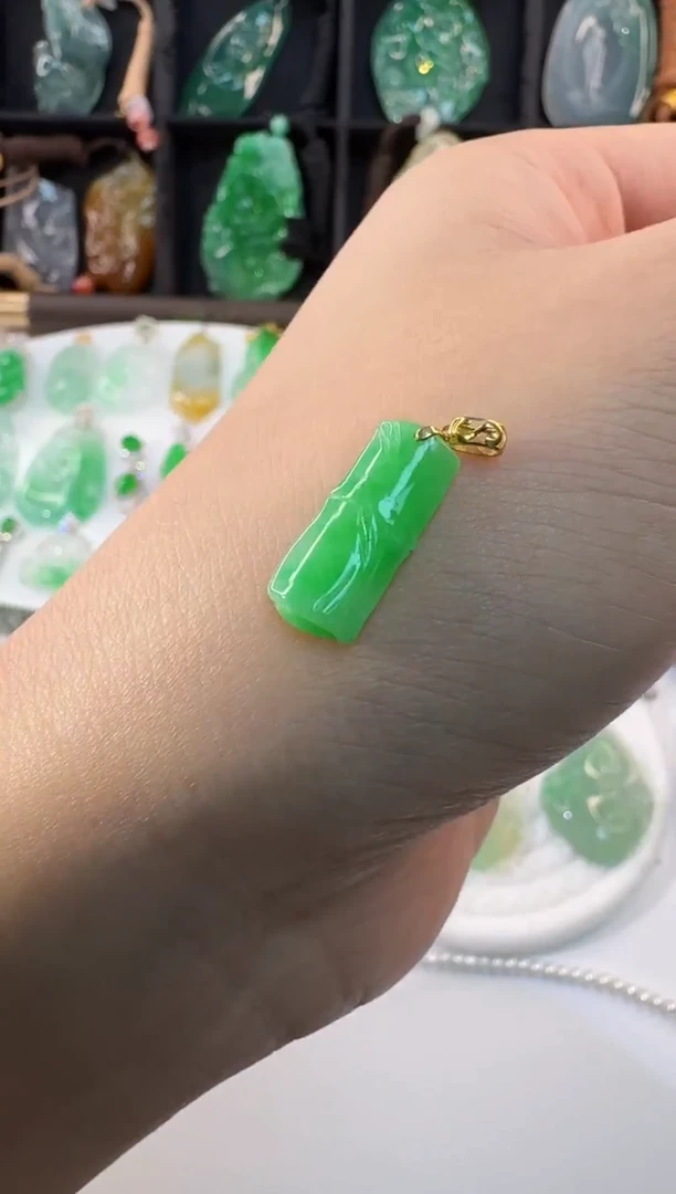 颈饰18K金镶嵌翡翠缅甸A货翡翠