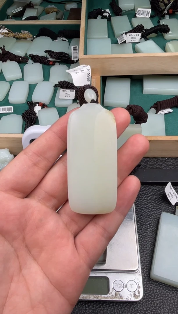 定制和田玉嗨精品挂件