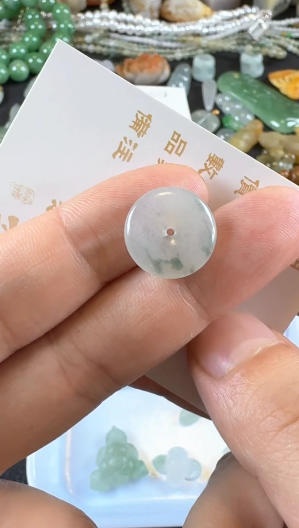 翡翠未镶嵌颈饰飘花平安扣