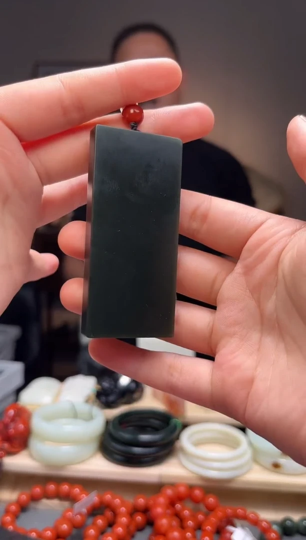 颈饰未镶嵌和田玉吊坠