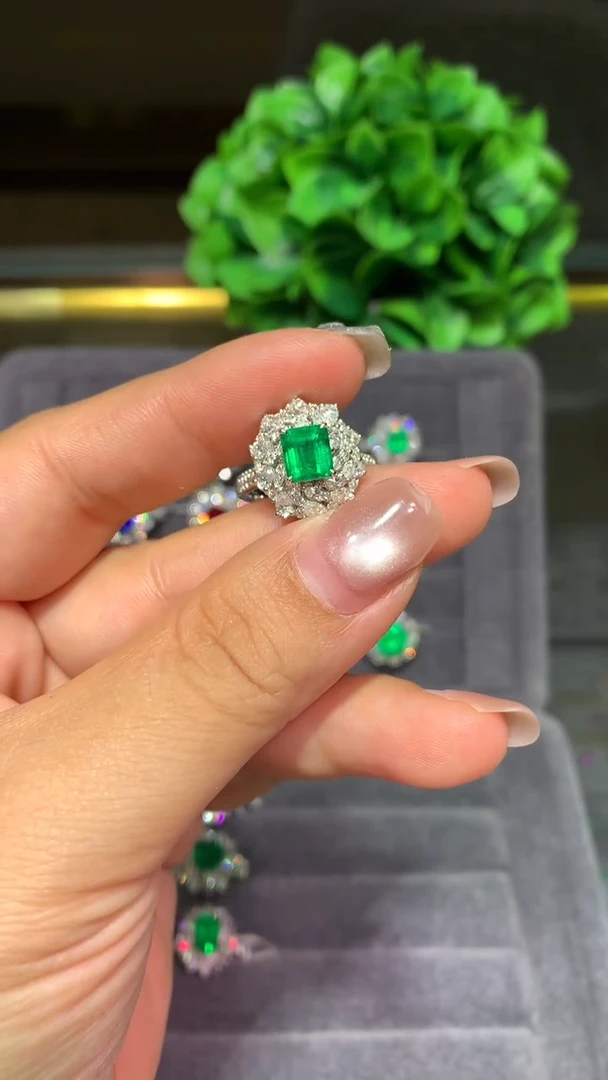 18K金镶嵌戒指祖母绿1.15ct