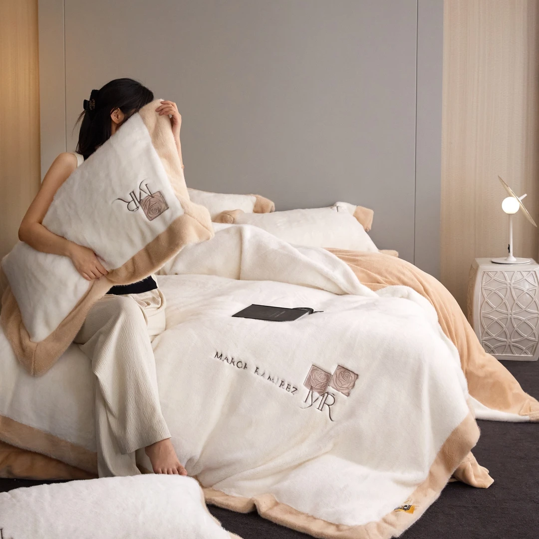 大宽边玫瑰字母刺绣轻奢高奢绒被加绒加厚奶绒16斤四件套-梦之境