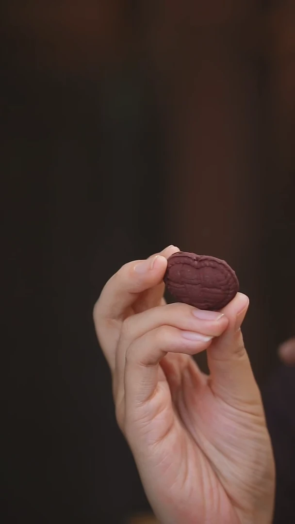 泥塑扶正网格爱心牌
