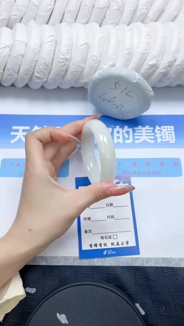 和田玉手镯未镶嵌136-56.5