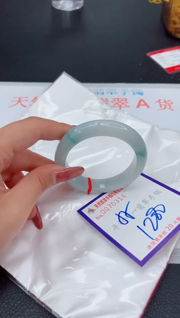 翡翠手镯未镶嵌1