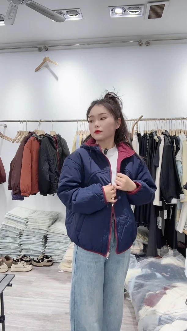 袖子收口，带帽抽绳，棉衣棉服，藏青色。