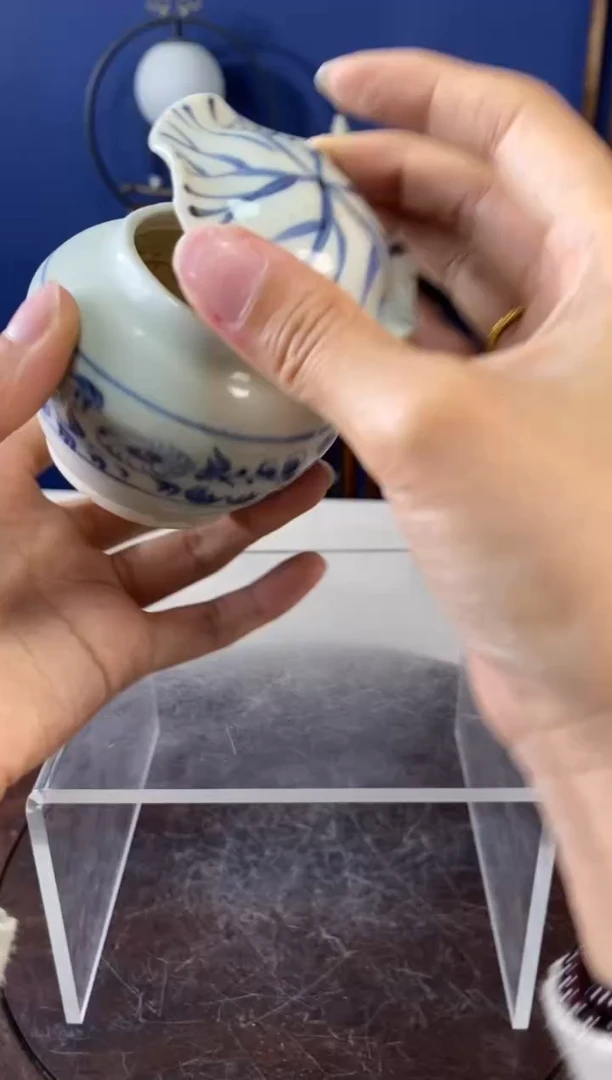 摆件景德镇缠枝莲盖罐
