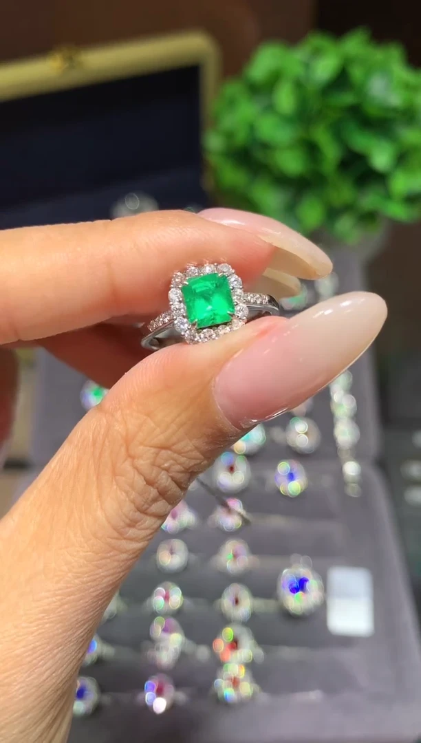 18K金镶嵌戒指祖母绿0.9CT