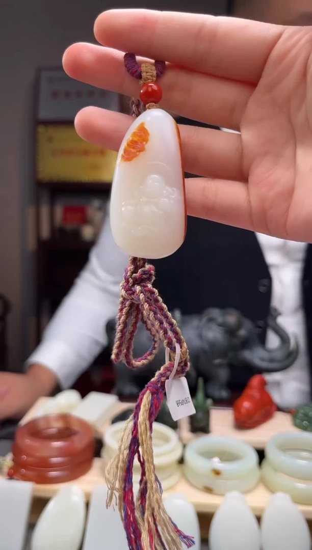 颈饰未镶嵌和田玉吊坠