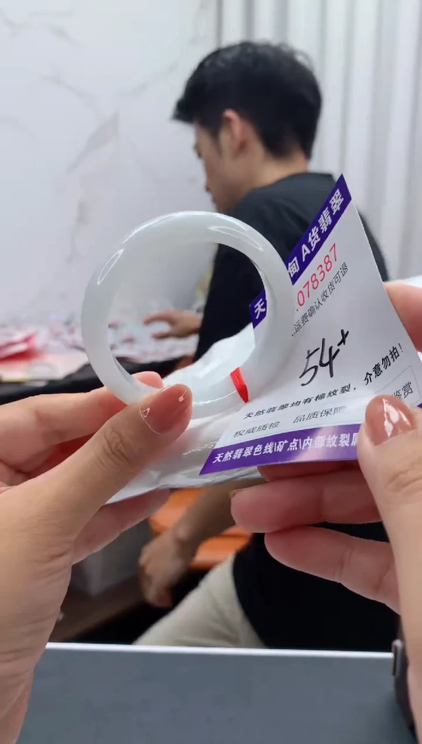 未镶嵌手镯翡翠有纹，完美者勿拍