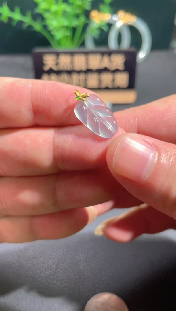 翡翠18K金镶嵌颈饰翡翠