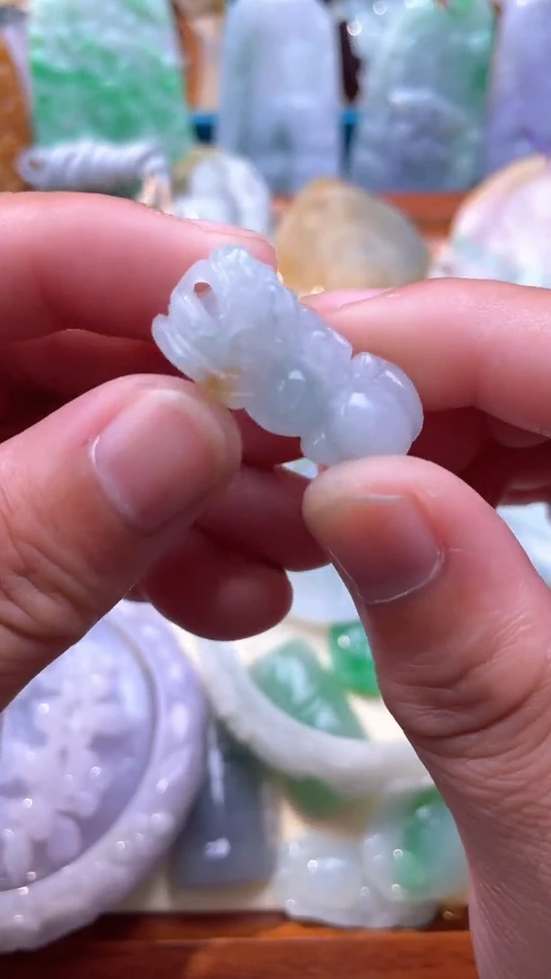翡翠未镶嵌颈饰貔貅