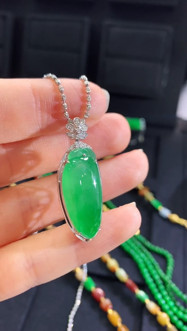 【闪购商品】翡翠吊坠(不含链)18K金镶嵌吊坠